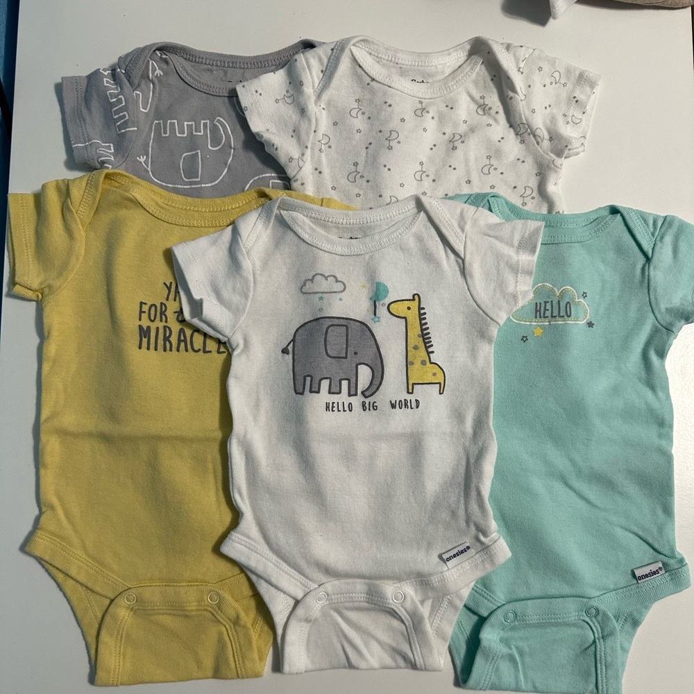 Gerber baby onesie 0-3 months like new